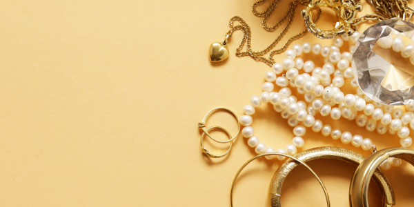 Valuable pearls, diamonds and gold jewelry